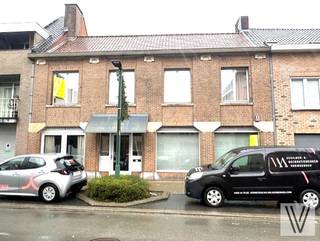 Pal in het centrum van Pittem bevindt zich deze ruime woning met tal van opportuniteiten (326 m²) op een grondoppervlakte van 497 m².Dit centraal...