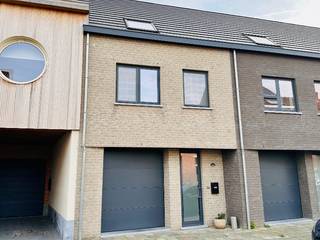 Recente energiezuinige ruime(215m2) woning met hoogwaardige afwerking, rustig gelegen in de nabijheid van openbaar vervoer (bus, tram,...