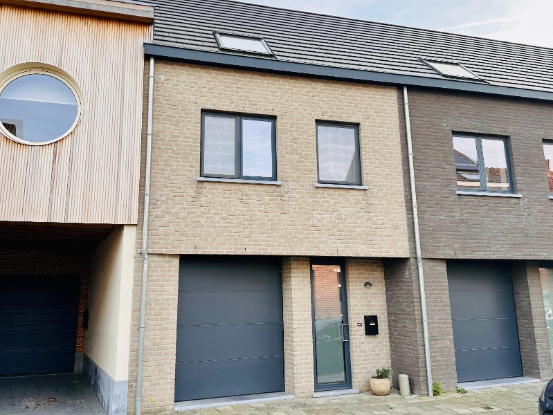 Moderne, aangename en energiezuinige woning(2018) met garage(elek. poort), staanplaats, tuin en drie slaapkamers te Mortsel - foto 1