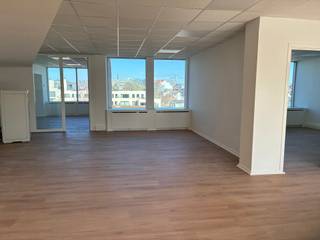 250m² kantoren gelegen op de Louizalaan 66. Met een prachtig zicht op het Wiltcher's hotel, biedt deze kantoorruimte u mooie lichtinval en...