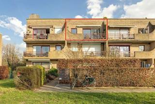 <p><span>Dit prachtig onderhouden appartement op de tweede verdieping combineert moderne luxe met een uitstekende ligging. Je geniet van een rustige woonomgeving terwijl alle faciliteiten winkels, openbaar vervoer en invalswegen zich op een steenworp afstand bevinden. </span></p><p><span> </span></p><p><span>De highlights: </span></p><p><span>·Topcomfort: 2 grote slaapkamers + een aparte, ingerichte dressing. </span></p><p><span>·Licht &amp; Ruimte: Open keuken voorzien van alle kwalitatieve toestellen. </span></p><p><span>·Buitenruimte: Genieten op elk moment van de dag dankzij 2 terrassen. </span></p><p><span>·Energiezuinig: Duurzaam wonen met een gunstig EPC B. </span></p><p><span> </span></p><p><span>De lichte woonkamer met grote raampartijen vormt het hart van het appartement en vloeit naadloos over in de volledig geïnstalleerde open keuken. </span></p><p><span>Achteraan vind je de rustige slaapvertrekken: twee royale slaapkamers en een luxe dressing die voor optimaal opberggemak zorgt. </span></p><p><span>De twee terrassen bieden de perfecte plek om buiten te ontspannen. </span></p><p><span> </span></p><p><span>Interesse? Vul de bezoekersaanvraag in onderaan de pagina. De makelaar contacteert u voor een bezoek.</span><span> </span></p>