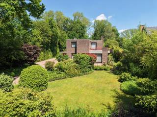 <p><span>In een van de meest exclusieve straten van Hasselt bevindt zich deze karaktervolle villa uit 1975, gelegen op een perceel van maar liefst ±24are42. De woning onderscheidt zich door haar moderne architectuur en uitzonderlijk potentieel. Ideaal voor wie op zoek is naar een stijlvolle renovatie op een toplocatie! </span></p><p><span> </span></p><p><span>Bij het betreden van de woning komt u terecht in een ruime inkomhal met vestiaire en gastentoilet. Aansluitend bevindt zich een afzonderlijke bureauruimte, ideaal voor thuiswerk of een vrij beroep. De leefruimte werd ontworpen met oog voor sfeer en omvat een zithoek, een gezellige zitkuil met houthaard, een eetplaats en een ruime leefkeuken. Verder biedt de lichtrijke tuinkamer een aangenaam contact met de tuin en het omliggende groen.</span></p><p><span> </span></p><p><span>Op het gelijkvloers bevinden zich daarnaast een praktische zij-ingang, een polyvalente ruimte die perfect kan dienen als hobbyruimte of koele berging, evenals twee inpandige garages waarvan één momenteel ingericht werd als wasplaats.</span></p><p><span> </span></p><p><span>De verdieping beschikt over een ruime, lichtrijke overloop die toegang geeft tot vier volwaardige slaapkamers, waarvan twee voorzien zijn van een wastafel. Twee slaapkamers hebben bovendien toegang tot een privéterras. De badkamer is uitgerust met een ligbad, douche, bidet en dubbele wastafel. Verder is er een apart toilet en een praktische linnenkast.</span></p><p><span> </span></p><p><span>Ook de kelderverdieping biedt bijzonder veel ruimte en functionaliteit met onder meer een wijnkelder, voorraadkelder, bergingen en technische ruimtes.</span></p><p><span> </span></p><p><span>De volwassen tuin met volgroeide bomen vormt een oase van rust en biedt een prachtig zicht. Privacy gegarandeerd! Verder is er een verwarmd zwembad op warmtepomp. </span></p><p><span> </span></p><p><span>Een unieke eigendom voor wie op zoek is naar ruimte, privacy en architecturale charme op een absolute toplocatie in Hasselt.</span></p><p><span> </span></p><p><span>Extra’s: volledig vergund, afzelia houten ramen met dubbele beglazing, zonnescreens, gescheiden riolering, kruipkelder, ...</span></p><p><span>Breedte perceel op bouwlijn: ±24m</span></p><p><span> </span></p>