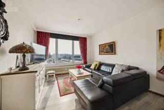 <strong>Ben je op zoek naar een tof 2 slaapkamerappartement op een toplocatie? Plan dan nu een bezoek!</strong><br /><br /><em>Ligging:</em><br />Dit lichtrijke appartement is ideaal gelegen op de rand van de Tentoonstellingswijk en Wilrijk, met een vlotte verbinding naar de stad en de snelweg. Bovendien is er altijd parkeergelegenheid voor de deur dankzij de nabijgelegen Park &amp; Ride.<br /><br /><em>Indeling:</em><br />Bij binnenkomst tref je een aangename leefruimte met een breed uitzicht over de bloesems, zonder inkijk van andere gebouwen. Dit zorgt voor een heerlijk gevoel van privacy en openheid. De keuken is functioneel ingericht en biedt alle nodige toestellen.<br /><br />Achteraan bevinden zich twee ruime slaapkamers die uitgeven op een gezellig terras. Daarnaast is er een badkamer met douche en lavabo, en een apart toilet.<br /><br /><em>Troeven:</em><br />• Toplocatie: vlot bereikbaar, dicht bij Antwerpen en snelwegen<br />• Breed, open uitzicht vooraan zonder inkijk<br />• Gezellig terras achteraan aan de slaapkamers<br />• EPC-label B: energiezuinig wonen<br />• Altijd parking voor de deur dankzij de Park &amp; Ride<br /><br />Zie jij jezelf hier wonen? Contacteer ons vandaag nog voor een bezichtiging!<br />U kan ons kantoor bereiken op het nummer <strong>03 345 88 99. </strong>