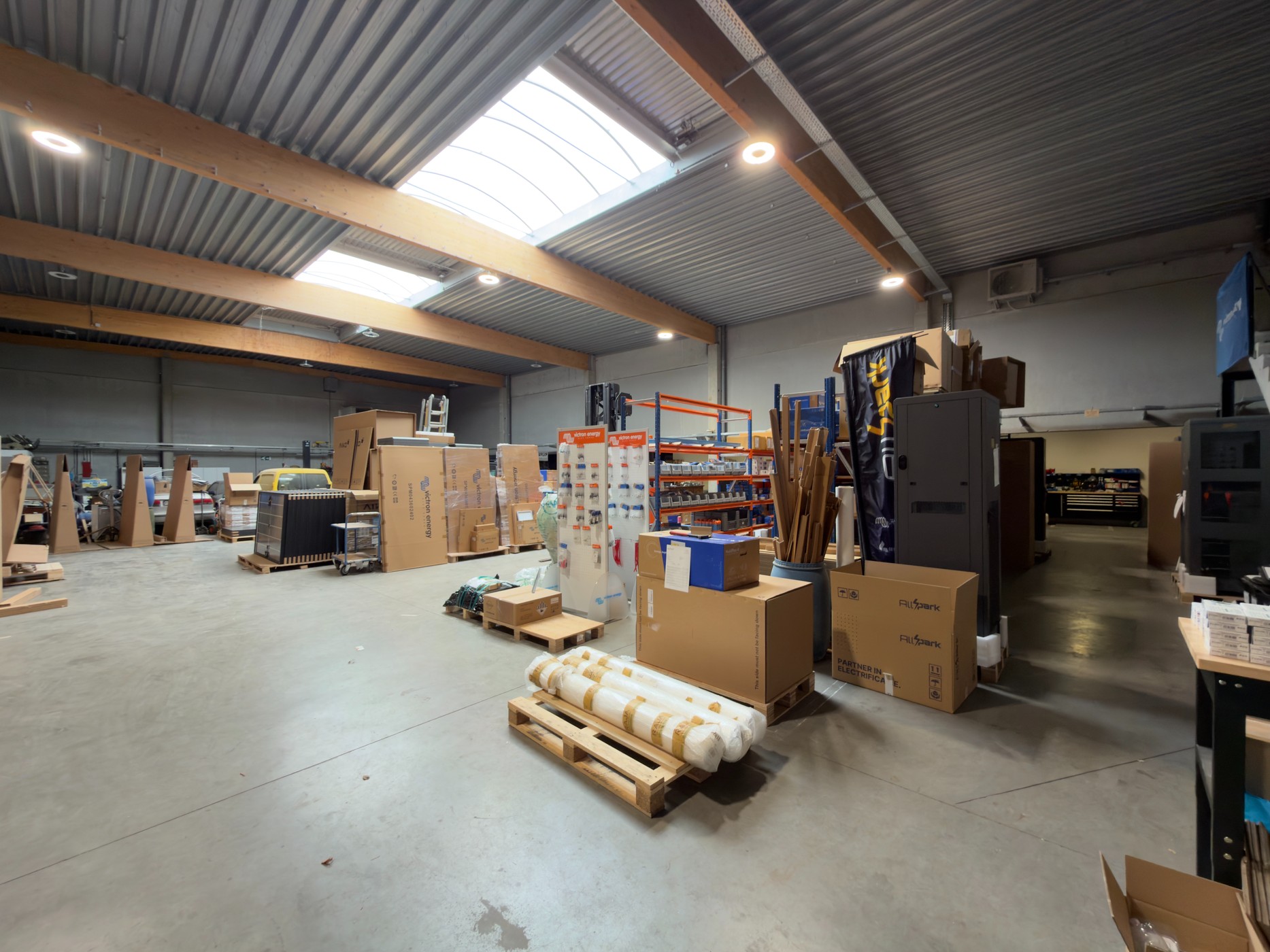 Magazijn 800 m² met bijhorende kantoorruimte (+/- 170 m²) te huur in Gavere - photo 2