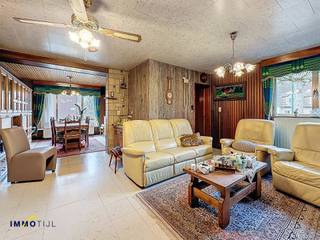 Deze te moderniseren woning biedt op het gelijkvloers een inkomhal, een ruime woonkamer met eetplaats en een vernieuwde keuken (voorzien...