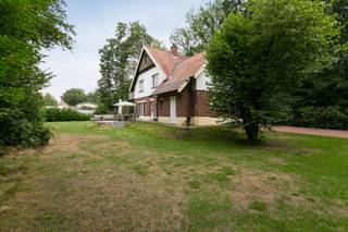 <p>Deze prachtige te renoveren cottagewoning uit ca. 1900 ademt karakter en authenticiteit. Tal van originele elementen zijn prachtig bewaard gebleven, zoals oude tegelvloeren, houten vloeren, schoorstenen en deuren, wat zorgt voor een unieke en warme sfeer.<br /><br />Indeling: De woning betreedt men via de inkomhal met originele tegelvloer en kachel. Aansluitend bevinden zich een vestiaire en een apart toilet. De leefruimte van ca. 35 m² ligt op houten vloer en beschikt over een open haard en een aparte eethoek. De keuken is volledig uitgerust en geeft toegang tot de garage/berging. Op de eerste verdieping zijn drie ruime slaapkamers van ca. 25 m², 24 m² en 25 m², een dressing en een badkamer met douche en dubbele wastafel. <br /><br />De tweede verdieping telt nog twee kamers van telkens ca. 12 m².<br /><br />Extra’s <br />- Volledig onderkelderd <br />- Verwarming op aardgas <br />- Gemiddelde kosten gas &amp; elektriciteit: ca. €230/maand<br /><br />Met een energiescore van 700 kWh/m² (label F) biedt deze woning een mooie opportuniteit voor een energetische renovatie. Door te investeren in isolatie, moderne technieken en duurzame ingrepen verhoogt u niet alleen het wooncomfort, maar creëert u ook een belangrijke meerwaarde voor de toekomst. Bovendien komen dergelijke werken mogelijk in aanmerking voor interessante premies, en kan er onder bepaalde voorwaarden een gunstiger tarief gelden bij de aankooprechten.</p>