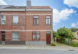 <p>Ben je op zoek naar een woning die je volledig naar eigen smaak kan renoveren? Dan biedt deze charmante woning nabij het centrum van Groot-Bijgaarden heel wat mogelijkheden.</p><p>De woning geniet van een gunstige ligging, op korte afstand van winkels, openbaar vervoer, scholen en alle dagelijkse voorzieningen.</p><p></p><p>Op het gelijkvloers bevinden zich een inkomhal, een woonkamer, een keuken, een eetkamer en een apart toilet. Via de eetkamer bereik je een polyvalente ruimte die tal van mogelijkheden biedt, zoals een bureau, hobbyruimte of uitbreiding van de leefruimte. Vanuit deze ruimte heb je toegang tot de zonnige tuin.</p><p>De eerste verdieping omvat twee ruime slaapkamers. De tweede verdieping bestaat momenteel uit een zolderruimte die, mits de nodige werken, kan worden ingericht als extra slaapkamer(s), bureau of hobbyruimte.</p><p>Daarnaast beschikt de woning over een praktische kelder, ideaal als extra bergruimte.</p><p></p><p>Dankzij de zonnige tuin, de ruime volumes en het renovatie- en uitbreidingspotentieel vormt deze woning een uitstekende opportuniteit voor wie op zoek is naar een project op een centrale locatie in Groot-Bijgaarden.</p>