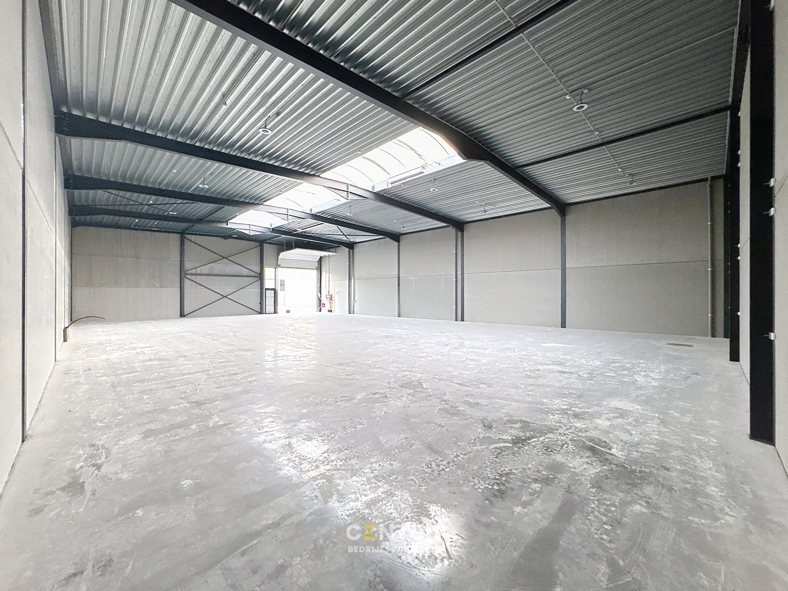Kwalitatief en goed geïsoleerd NB MAGAZIJN (511m²) TE HUUR in Oostkamp. Inclusief 3 private parkeerplaatsen voor de deur. - foto 4