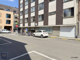 Wellicht is de 'zoete' delicatessenzaak "Temmerman" gelegen in de Tiensestraat 200, voor u geen onbekende. Deze gerenommeerde zaak, welbekend bij de Leuvenaars en vele toeristen, sluit binnenkort zijn deuren. Het gelijkvloerse pand op de hoek van de Tiensestraat met de Windmolenstraat wordt daarom te koop aangeboden vanaf heden.<br />De winkelruimte met 3 grote ramen heeft een oppervlakte van +/- 47m² en wordt verwarmd en gekoeld met een lucht/lucht warmtepomp. Hierachter bevindt zich een gerenoveerd appartement bestaande uit een leefruimte (nu burelen), ingerichte keuken, 1-2 slaapkamers (nu berging), apart toilet en badkamer (met alle aansluitingen maar nog niet ingericht). De kelders worden gebruikt als magazijn +/- 47m² en stockeerruimte +/- 15m². De totale bruikbare vloeroppervlakte volgens het epc bedraagt 176m² (te vermeerderen met een onverwarmde kelder van 15m²). EPC label C. Verwarming via een collectieve condenserende gasketel van 2023. Interesse ? Voor een vrijblijvende afspraak kan u ons contacteren op 0497/581118 of mailen naar info@cdsimmo.be<br />