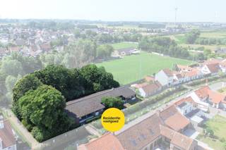 Dit voormalige dienstencentrum, gebouwd in 1973, bevindt zich op een perceel van 973 m² en beschikt over een bebouwde oppervlakte van meer dan 300 m². Het pand omvat onder meer een ruime inkom, hobbylokaal, grote zaal met bar van 169,75 m², sanitairblok, keuken, badkamer, bureau en verschillende bergingen/technische ruimtes.<br /><br />Dankzij de grote open ruimtes, meerdere toegangen naar buiten en de praktische indeling biedt dit gebouw tal van mogelijkheden, waaronder een eventuele residentiële invulling of herbestemming, mits het bekomen van de nodige vergunningen. De rondomliggende tuin en de ruime zaal vormen hierbij absolute troeven.<br /><br />Het pand is voorzien van centrale verwarming en heeft een EPC-label F.<br /><br />Contacteer ons voor meer informatie en bij interesse in een bezoek ter plaatse.