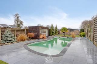 Deze instapklare gezinswoning maakt gelijkvloers wonen mogelijk en is afgewerkt met zeer degelijke en kwalitatieve materialen. Het verwarmd...