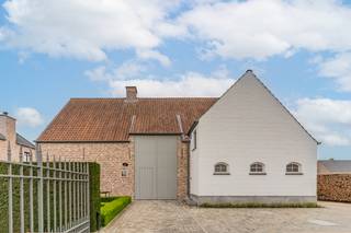 Deze stijlvolle, vrijstaande villa (bouwjaar 2005) is gelegen op een mooi perceel van 948 m² in een rustige, landelijke omgeving en combineert...