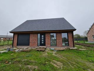 De foto's zijn een voorbeeld van een verkochte (bijna afgewerkte) woning.<br />U heeft nog complete inspraak in stijl &amp; indeling bij de bouw van uw woning.<br /><br />Deze energieneutrale nieuw te bouwen woning in een rustige, kindvriendelijke buurt biedt alles voor een comfortabel gezinsleven:<br /><br /><strong>Ruimte &amp; luxe:</strong> 3 slaapkamers, een moderne keuken met hoogwaardige apparatuur, en een volledig uitgeruste badkamer met bad én douche.<br /><strong>Groene toekomst:</strong> Energieneutraal wonen voor lage kosten en een duurzame levensstijl.<br /><strong>Ideale ligging:</strong> Veilig voor kinderen en op korte afstand van de zee, de duinen en de gezellige boulevard van Blankenberge.<br /><br />Voor meer info, aarzel niet ons te contacteren.<br />Zie www.dimmowoning.be voor de prijs alle kosten inclusief!<br /><br /><strong>Er is een voorwaarde verbonden dat u zelf moet gaan wonen in de woning.<br />Dit kan niet als investering worden aangekocht.</strong>