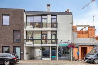 Ben je op zoek naar een opbrengsteigendom nabij het centrum van Wetteren? Zoek niet verder! Op de Molenstraat 68 kan je deze drie verhuurde appartementen terugvinden. <br /><br />Indeling gelijkvloers:<br />- Woonkamer<br />- Keuken<br />- Badkamer met douche en toilet<br />- 2 slaapkamers<br /><br />Indeling eerste verdieping: <br />- Woonkamer<br />- Keuken<br />- 2 slaapkamers<br />- Badkamer met ligbad en toilet<br /><br />Indeling tweede verdieping: <br />- Woonkamer<br />- Keuken<br />- 2 slaapkamers<br />- Badkamer met ligbad en toilet<br /><br />Bijzonderheden: <br />- Conforme elektriciteit<br />- Geen renovatieplicht (EPC D)<br />- Alle ramen werden vernieuwd<br />- De drie appartementen zijn op heden verhuurd<br />- Mogelijkheid tot aankoop van twee garageboxen voor 54.000 euro <br />- Goede ligging ten opzichte van de Markt, het station, winkels, scholen, restaurants, etc. <br /><br />Mis deze kans niet en vraag vandaag nog uw bezoek aan.