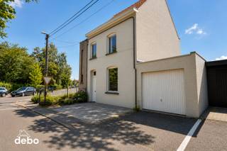 Op zoek naar een woning met veel potentieel op een gunstige ligging in Avelgem? Dan is deze gezinswoning zeker een bezoek waard.<br /><br />Bij het betreden van de woning komt u terecht in een aangename leefruimte met aansluitend de keuken. Verder op het gelijkvloers bevinden zich de badkamer, een praktische garage en een private staanplaats.<br />Achteraan geniet u van een gezellige tuin waar u in alle rust kunt ontspannen.<br /><br />Op de eerste verdieping zijn momenteel twee ruime slaapkamers aanwezig. De royale master bedroom kan, zoals oorspronkelijk voorzien, opnieuw worden opgesplitst zodat u opnieuw over drie volwaardige slaapkamers beschikt. Ideaal voor gezinnen of wie extra ruimte wenst.<br />Via een vaste trap bereikt u de zolderverdieping. Deze ruime zolder biedt tal van mogelijkheden en kan, mits de nodige afwerking, ingericht worden als extra slaapkamers, hobbyruimte of bureau.<br /><br /><br />Troeven van deze woning:<br />- Ruime garage en staanplaats<br />- Vaste trap naar een ruime zolder met uitbreidingsmogelijkheden<br />- Gezellige tuin<br />- Rolluiken aanwezig<br />- Zeer veel mogelijkheden<br /><br />Ideale woning voor gezinnen of handige kopers die op zoek zijn naar ruimte en potentieel<br />Interesse? Contacteer ons vandaag nog voor meer informatie of een bezoek en ontdek zelf de vele mogelijkheden die deze woning te bieden heeft.