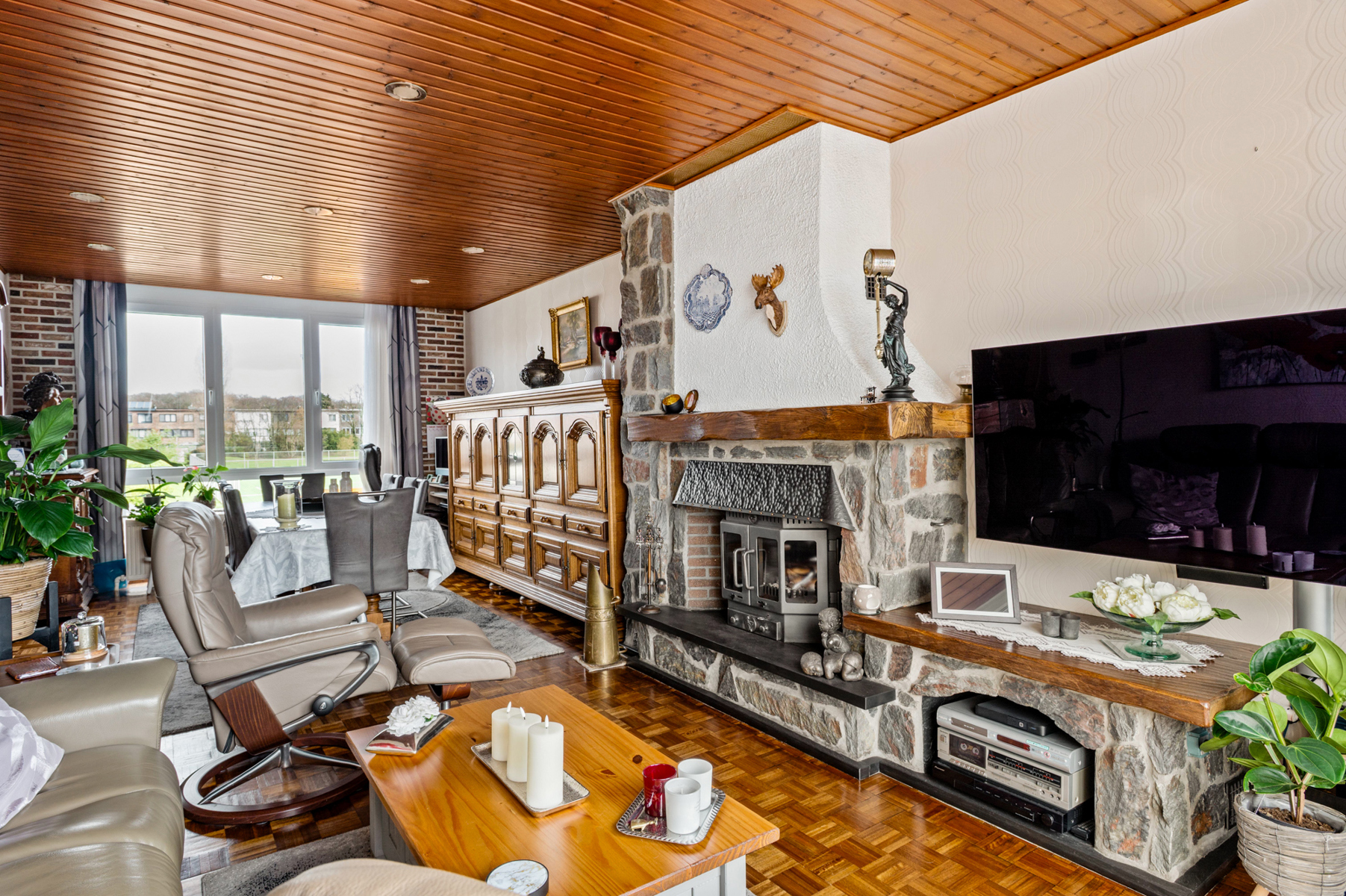 Gesloten bebouwing op een perceel van 204m² in Hoevenen. - foto 5