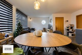 Dit instapklaar appartement is gelegen op de gelijkvloerse verdieping van een kleinschalig gebouw (7 appartementen) & geniet van een zéér...