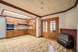 <p>Grote BURGERWONING met 4 SLK en STADSTUIN! Goedgelegen op wandelafstand van het centrum, grote charmante te renoveren burgerwoning: ideaal voor mensen op zoek naar ruimte. INDELING: inkom en traphal, grote gezellige dubbele leefruimte, keuken met extra eetplaats, toilet, stookruimte, volledig onderkelderd, stadstuin. Op het 1ste verdiep: overloop, 2 grote slaapkamers, doorloopkamer/dressing, en badkamer. Op het 2de verdiep: 2 slaapkamers en zolderruimte. Bezoek na afspraak met IMMO BEGUIN: info@immobeguin.be</p>