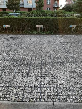 Le parking pavé, protégé de la route par une haie + une clôture, est situé au Hundelgemsesteenweg 299, près de la résidence Park View I.Cette place...