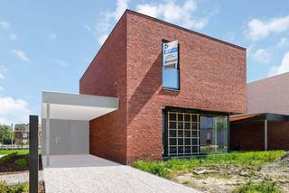 <strong>Deze kwalitatief opgebouwde alleenstaande woning</strong> (lot 126) combineert het comfort van een open bebouwing met de vrijheid om het interieur nog volledig naar eigen hand te zetten met de vakkennis en begeleiding van Dumobil. De exterieurfoto's zijn van de effectieve woning. De interieurfoto's hier getoond zijn van de kijkwoning ernaast met identieke architectuur en gelijkaardige volumes. Doe alvast inspiratie op en ervaar hoe deze woning voor jou afgewerkt kan worden, met daarbij de luxe om nog materialen te kunnen kiezen naar eigen smaak.<br /><br />Deze woning heeft een open woonruimte, voorzien voor een leefkeuken met eiland. Op de eerste verdieping 4 slaapkamers, een badkamer met inloopdouche én bad, een apart toilet en een berging. Buiten is er een carport en tuinberging voorzien. De tuin is oostelijk georiënteerd. Verwarmen en koelen doe je d.m.v een geothermische warmtepomp in combinatie met zonnepanelen, vloerverwarming, en een ventilatiesysteem wat zorgt voor een e-peil lager dan 20.<br /><br />In het woonproject 't Park geniet je van een groene woonomgeving met nieuw aangelegd park aan de rand van de stad. De perfecte combinatie van natuur en stadsvoorzieningen met uitstekende verbindingen naar het openbaar vervoer en de Zuiderring.<br /><br />Kom onze kijkwoning bezoeken op afspraak of tijdens onze bezoekdagen: Dames Van Biervlietstraat 21<br /><br />Deze all-inprijs excl. kosten omvat een volledig afgewerkte, instapklare woning met álle voorzieningen en omgevingswerken inbegrepen. De totale kostprijs inclusief wettelijke kosten waaronder registratierechten, btw, notariskosten en aansluitingskosten kan je eenvoudig bekijken op onze <u><strong>website</strong></u>: <u><strong>www.dumobil.be/nl/woonprojecten/projecten/tparktielt-halfopen-nieuwbouwwoningen</strong></u>. En/of contacteer onze bouwadviseur Sam Borrey voor meer info: 0483/21.01.33 | sam@dumobil.be