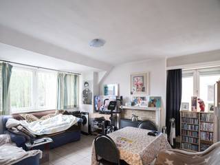 Gelegen in een rustige, doch centrale buurt van Wetteren, bevindt zich dit charmante dakappartement in een kleinschalig gebouw. Met een bewoonbare oppervlakte die slim benut kan worden, is dit een ideale kans voor wie op zoek is naar een betaalbare woonst met potentieel.<br /><br />Het appartement beschikt over een lichtrijke leefruimte met toegang tot een indrukwekkend terras van maar liefst 25m² – een zeldzame troef in deze prijsklasse. Dit terras biedt een oase van rust en een prachtig uitzicht over de omgeving, perfect voor ontspannende momenten in de buitenlucht. Momenteel is de keuken afgesloten, maar er bestaat de mogelijkheid om een open keuken te creëren, waardoor de ruimte nog luchtiger en moderner kan aanvoelen.<br /><br />De slaapkamer is aangenaam van formaat en grenst aan de badkamer, die naar eigen smaak kan worden vernieuwd. Extra opbergruimte is voorzien in de kelderberging.<br /><br />Dit appartement is ideaal voor starters, investeerders of iedereen die op zoek is naar een compacte woonst met buitenruimte en aanpasbare mogelijkheden. Laat uw creativiteit de vrije loop en maak van dit dakappartement uw eigen thuis!