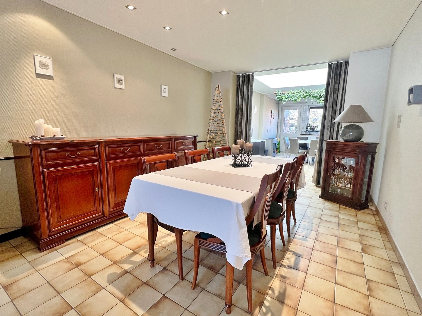 Verrassend ruime, verzorgde woning met dubbele garage en zonnige tuin. - foto 4