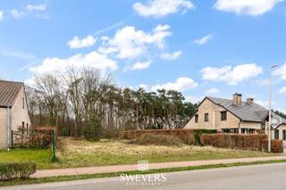 Voor meer info en foto’s, surf naar www.swevers.be – Op zoek naar een ruim bouwperceel in een groene, rustige omgeving met alle voorzieningen...