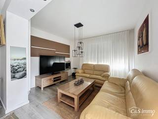 Bent u op zoek naar een ruime gezinswoning met veel mogelijkheden en lichtinval? Deze hoekwoning combineert wooncomfort, praktische indeling.Op de...