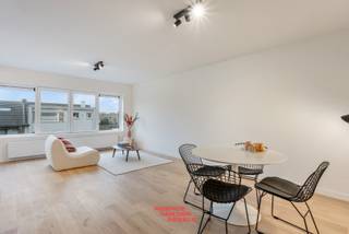 Dit appartement bevindt zich in een fantastische gerenoveerde kleinschalige residentie nabij de Damse Vaart en is samengesteld als volgt : via de inkomhall komt u binnen in een smaakvol ingerichte living met een overvloed van lichtinval. De vloer is bekleed met een rustiek meerlagen parket en is reeds volledig instapklaar geschilderd. De open keuken is voorzien van alle nieuwe toestellen zoals inductie kookplaat, koelkast met vriesvak, telescopische dampkap, zwarte gootsteen met bijhorende kraan, vaatwas en voldoende kastruimte. De ceramische vloertegel is strak en gebruiksvriendelijk. Daarnaast zijn alle buitenmuren geïsoleerd en bieden hierdoor een maximum van comfort. De hal heeft toegang tot een afzonderlijk wc met lavabo, een technische ruimte met een nieuwe condenserende ketel Bulex op aardgas, 2 slaapkamers en een badkamer. De twee slaapkamers zijn voldoende groot voor een dubbel bed en de rechter kamer is voorzien van een ruim zonneterras. De badkamer is uitgerust met een fantastische inloopdouche en dubbel lavabomeubel in eiken fineer. <br />Troeven :<br />* fantastisch gerenoveerd <br />* Geen lift <br />* Zeer lage algemene onkosten<br />* CV nieuw op aardgas<br />* Geïsoleerde buitengevel<br />* zonneterras <br />* mogelijkheid tot aankoop van een garagebox<br />* EPC : 88 kWh ( m2 / jaar ) A LABEL<br /><br />Voor info : bel 050/333976 - 0476/270379 ( buiten kantooruren )