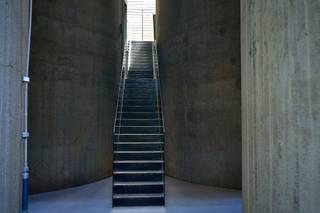 Exclusief appartement in de iconische Silo's van Het Kanaal<br /><br />In het prestigieuze woonproject Het Kanaal, de internationaal gerenommeerde herontwikkeling van Axel Vervoordt aan het Albertkanaal, bieden wij een uitzonderlijk appartement aan in de iconische Silo's. Deze unieke residentie maakt deel uit van een architecturaal meesterwerk waar industrieel erfgoed, hedendaagse architectuur, kunst en natuur harmonieus samenkomen. Het Kanaal groeide uit tot een culturele en residentiële bestemming van internationale allure, ontworpen rond de visie van Axel Vervoordt en gerealiseerd door onder meer architect Stéphane Beel.<br /><br />Gelegen op de derde verdieping, geniet dit appartement van een prachtig uitzicht over het Albertkanaal en de zorgvuldig aangelegde omgeving van Het Kanaal. De woning beschikt over een royale leefruimte met grote raampartijen die zorgen voor een uitzonderlijke lichtinval en een directe connectie met het water en het omliggende landschap.<br /><br />Het appartement omvat:<br /><br />2 ruime slaapkamers<br />2 volwaardige badkamers<br />Een elegant inpandig terras met zicht op het kanaal<br />Hoogwaardige afwerking en tijdloze architectuur<br />Een unieke woonbeleving binnen een van de meest gegeerde residentiële projecten van België<br /><br />Wonen in de Silo's betekent deel uitmaken van een exclusieve gemeenschap waar architectuur, kunst en levenskwaliteit centraal staan. Op de site bevinden zich onder meer galerijen, tentoonstellingsruimtes en zorgvuldig geïntegreerde groene zones die Het Kanaal een uitzonderlijk karakter geven. Prijs staanplaats en berging in de kelderverdieping. (€25.000 en €15.000).