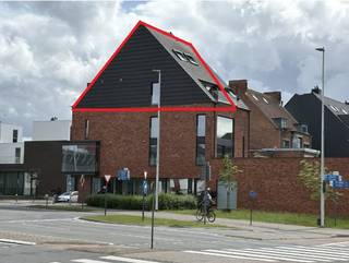 <p>Dit energiezuinige duplexappartement biedt een lichtrijke woonkamer met open, volledig uitgeruste keuken voorzien van een kookplaat, dampkap, oven, koelkast met vriesvak en vaatwasser.</p><p>Aansluitend bevindt zich een praktische berging met aansluitingen voor een wasmachine en droogkast, evenals een apart gastentoilet. Op deze verdieping bevindt zich bovendien een volwaardige slaapkamer.</p><p></p><p>Via de woonkamer bereikt u het ruime terras, waar u geniet van panoramische zichten.</p><p>Op de vierde verdieping, bereikbaar via de trap, bevinden zich een tweede ruime en lichtrijke slaapkamer en een moderne badkamer uitgerust met een inloopdouche, lavabomeubel en een tweede toilet.</p><p></p><p>Daarnaast beschikt u over een privatieve autostaanplaats.</p><p></p><p>Het appartement is centraal gelegen in Deinze, langs een belangrijke verbindingsweg richting Kortrijk en omgeven door residentiële en commerciële voorzieningen. Winkels, openbaar vervoer, scholen en de Brielmeersen bevinden zich op wandelafstand.</p><p></p><p></p><p>Syndic € 75</p>