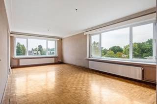 <h2><span>Te renoveren 3-slaapkamerappartement met terras en autostaanplaats </span></h2><p><span>Welkom in dit ruime te renoveren 3-slaapkamerappartement met een bewoonbare oppervlakte van ca. 115 m² en gunstig EPC, gelegen op de derde verdieping aan de Prins Boudewijnlaan 168 in Wilrijk. Dit appartement vormt een bijzonder interessante opportuniteit voor wie op zoek is naar een ruim renovatieproject met veel potentieel en mogelijkheden. Dankzij de ruime leefruimtes, drie volwaardige slaapkamers, het zuidgerichte terras en de interessante bestaande indeling beschikt het appartement over een uitstekende basis. Bovendien biedt de niet-dragende muur tussen de keuken en leefruimte de mogelijkheid om de woning volledig te transformeren naar een moderne open leefruimte met een ruime keuken en kookeiland.</span></p><h3><span>Ligging</span></h3><p><span>Het appartement bevindt zich aan de Prins Boudewijnlaan in Wilrijk, een vlot bereikbare en gegeerde locatie met een goede verbinding naar zowel Wilrijk als Antwerpen en de omliggende gemeenten. Dankzij de ligging zijn verschillende voorzieningen, winkels, scholen en horecazaken vlot bereikbaar. Ook de belangrijkste invalswegen en het openbaar vervoer bevinden zich in de nabije omgeving, waardoor zowel het centrum van Antwerpen als de omliggende gemeenten gemakkelijk bereikbaar zijn.</span></p><p><span>Een ideale ligging voor wie de combinatie zoekt van bereikbaarheid, voorzieningen en een aangename woonomgeving.</span></p><h3><span>Indeling</span></h3><p><span>Via de inkomhal betreedt u het appartement. De zeer ruime inkomhal vormt het centrale punt van de woning en zorgt voor een aangename verbinding tussen de verschillende ruimtes. Hier bevindt zich eveneens een praktische vestiairekast.</span></p><p><span>Vanuit de inkomhal komt u terecht in de ruime en zeer lichtrijke leefruimte. Dankzij de vele raampartijen geniet deze ruimte van een mooie natuurlijke lichtinval. De vloer is momenteel voorzien van een goed onderhouden blokjesparket, wat een mooie basis vormt voor de verdere renovatie.</span></p><p><span>Aansluitend bevindt zich de volledig geïnstalleerde keuken. Deze is momenteel praktisch ingericht in een U-vorm en beschikt over de nodige voorzieningen, met uitzondering van een vaatwasser.Een belangrijk pluspunt voor toekomstige verbouwers is dat de muur tussen de keuken en de leefruimte geen dragende muur is. Hierdoor zijn er verschillende mogelijkheden om de huidige indeling te optimaliseren. Zo kan de keuken bijvoorbeeld worden opengetrokken naar de leefruimte en kan er een moderne open keuken met kookeiland worden gecreëerd. Hierdoor ontstaat een ruime, open en hedendaagse leefruimte die volledig kan worden aangepast aan de wensen van de nieuwe eigenaar.</span></p><p><span>Via de keuken heeft u toegang tot het zuidgerichte terras van ca. 6 m². Dankzij de zuidoriëntatie geniet u hier van een aangename hoeveelheid zon. Er is tevens een praktische opbergkast voorzien.</span></p><p><span>Vanuit de leefruimte komt u opnieuw in de inkomhal, vanwaar de drie slaapkamers bereikbaar zijn. Het appartement beschikt over drie volwaardige slaapkamers van respectievelijk ca. 14 m², 12,5 m² en 9 m². </span></p><p><span>De badkamer is uitgerust met een ligbad, lavabo met spiegelkast en mechanische ventilatie. Ook deze ruimte biedt dankzij de renovatiemogelijkheden de kans om een volledig nieuwe en moderne badkamer te creëren. Verder is er nog een apart gastentoilet aanwezig.</span></p><p><span>Tot slot beschikt het appartement over een ruime autostaanplaats in het gebouw, bereikbaar via de automatische poort. Deze staanplaats dient verplicht mee aangekocht te worden voor 13.500 euro. </span></p><h3><span>Troeven</span></h3><ul><li><span>Ca. 115 m² bewoonbare oppervlakte</span></li><li><span>Te renoveren appartement met zeer veel potentieel</span></li><li><span>3 volwaardige slaapkamers </span></li><li><span>Mogelijkheid tot open keuken met kookeiland dankzij niet-dragende keukenmuur</span></li><li><span>Zuidgericht terras van ca. 6 m²</span></li><li><span>Gunstig EPC-label B</span></li><li><span>Asbestveilig</span></li><li><span>Dak gerenoveerd en geïsoleerd conform de doelstelling 2050</span></li></ul><p><span> </span></p><p><span>Kortom: een ruim appartement met een uitstekende basis en vooral heel wat mogelijkheden voor wie bereid is de handen uit de mouwen te steken. Een ideaal renovatieproject om een ruime, moderne en volledig gepersonaliseerde woonomgeving te creëren.</span></p>