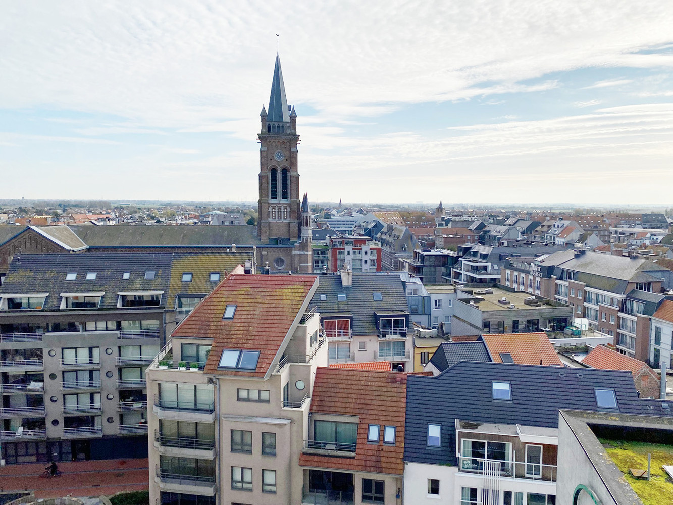Volledig gerenoveerd en betaalbaar appartement met 1 slaapkamer, gelegen op de 9e verdieping van complex "Costa Brava". - foto 1