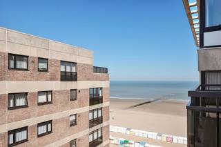 Zeer verzorgd appartement op de 9de verdieping op de voorlaatste helling aan de jachthaven. Woonkamer met veel lichtinval door de hoge...
