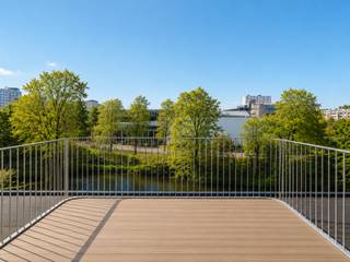 Appartement duplex récemment rénové et économe en énergie, situé dans une résidence particulièrement intimiste ne comptant que deux entités. Grâce à l’absence d’ascenseur et à son excellent niveau de performance énergétique (PEB A), cet appartement bénéficie de charges fixes très faibles.<br /><br />L’emplacement est exceptionnel : en bord de l’eau, sur l’Eedverbondkaai, à distance de marche et de vélo de la gare de Gand-Saint-Pierre ainsi que du centre-ville de Gand. Une combinaison unique de calme, de vues dégagées et d’accessibilité urbaine.<br /><br />L’appartement se compose d’espaces de vie agréables et baignés de lumière. La spacieuse salle à manger profite d’un bel apport de lumière naturelle et offre une vue magnifique sur l’eau. Dans le prolongement, on trouve une salle de bains élégamment aménagée avec double lavabo et douche, ainsi qu’une première chambre à coucher de belle dimension.<br /><br />À l’étage se situe un espace polyvalent pouvant parfaitement servir de seconde chambre, de bureau ou d’espace de vie supplémentaire. Un atout majeur à ce niveau est la terrasse privative, qui offre un agréable espace extérieur.<br /><br />Le bien a été récemment rénové et terminé avec un grand souci de qualité et de détail, ce qui se traduit par un niveau de finition élevé et un appartement prêt à être occupé immédiatement.<br /><br />Côté pratique : un espace est prévu au rez-de-chaussée pour le rangement des vélos, et de nombreuses possibilités de stationnement sont disponibles à proximité immédiate.<br /><br />Une opportunité intéressante pour des parents avec enfants étudiants, des primo-acquéreurs ou des investisseurs à la recherche d’un appartement de qualité, économe en énergie et idéalement situé en bord de l’eau.<br /><br />Pour plus d’informations, veuillez contacter info@vicusvastgoed.be<br /> ou le +32 468 02 26 50.