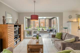 Zeer goed onderhouden en lichtrijke open bebouwing te koop in Boomindeling:gelijkvloers:- ruime inkomhal- gastentoilet- bureau/slaapkamer 1 (ca. 14 m²)- woonkamer met veel lichtinval- uitgeruste keuken- garage- veranda- grote tuin met terras, tuinhuis en serre- carport met laadpaalEerste verdieping:- slaapkamer 2 (ca. 14m²)- badkamer met douche, ligbad, dubbele lavabo en toilet- slaapkamer 3 (ca.14m²) met inloopdressing (ca. 4m²)- slaapkamer 4 (ca.16m²)Locatie: Dit huis te koop in Boom is gelegen in de Kleistraat, naast het recreatiedomein De Schorre. Via de A12 (5 min) en E19 (10min) zijn Antwerpen, Brussel en Mechelen makkelijk en snel bereikbaar.Bijzonderheden: - nabij De Schorre - uitstekende ligging- grote tuin- lichtrijke veranda- zonneboiler en zonnepanelen + groenestroomcertificaten- thuisbatterij - laadpaal- warmtepomp lucht-lucht- airco's- zonnewering- gunstige EPC-score- geen asbestBent u op zoek naar een ruim instapklaar huis te koop in Boom? Neem dan gerust contact op met één van onze collega's van Dewaele vastgoed.