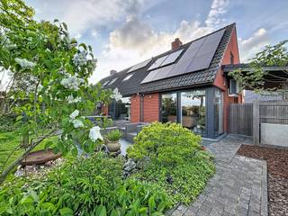 <p>Rustig gelegen halfopen woning met een warme, uitnodigende sfeer en een prachtig open uitzicht. De inkomhal met gastentoilet leidt je naar de lichtrijke leefruimte, waar zit- en eethoek naadloos in elkaar overvloeien. Aansluitend vind je de ruime, volledig geïnstalleerde halfopen keuken, met zicht op de tuin en directe toegang tot een praktische bureauruimte.</p>
<p>De zonnige tuin is een echte troef: een groot terras voor lange avonden, een ruim tuinhuis en een weids vergezicht dat meteen rust brengt. Via het zijpoortje bereik je de carport, met op de oprit extra plaats voor nog 2 wagens.</p>
<p>Op de eerste verdieping bevinden zich drie slaapkamers en een grote comfortabele badkamer, uitgerust met inloopdouche, ligbad, lavabo en toilet.</p>
Een ideale gezinswoning op een rustige locatie, met alle ruimte om te leven, te werken en te genieten.<br /><br />Extra troeven<br /><br />
<ul>
<li>energiezuinig</li>
<li>zonnepanelen</li>
<li>airco</li>
<li>zonneboiler</li>
<li>regenwaterput van 15000 l</li>
<li>waterverzachter</li>
<li>rustig maar toch praktische ligging</li>
<li>landelijk zicht</li>
<li>instapklaar</li>
</ul>
<br />Deze woning is te koop ZONDER makelaar via het concept van Smart Houses. Wenst u verdere inlichtingen of een bezoek? Contacteer rechtstreeks de eigenaar via 0472/77.52.73