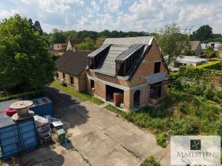 Idéalement situé à Sint-Andries, près de Bruges, ce terrain exceptionnel de 2.168 m² bénéficie d’un emplacement de choix. Il profite d’une orientation favorable et offre une combinaison rare d’espace, d’intimité et d’accessibilité aisée.<br /><br />Un permis de construire a déjà été accordé pour une habitation avec annexe, conçue comme une combinaison harmonieuse entre une interprétation contemporaine du style fermette et une villa classique. Il en résulte une architecture intemporelle et pleine de caractère, avec une attention particulière portée aux proportions, à la luminosité et au confort de vie.<br /><br />Grâce au permis déjà obtenu, le futur propriétaire peut procéder à la réalisation sans délai, ce qui constitue un avantage considérable dans le contexte actuel des réglementations et autorisations en matière de construction. Une opportunité unique pour ceux qui recherchent un terrain à bâtir de qualité dans un emplacement stratégique à proximité de Bruges.<br /><br />N’hésitez pas à nous contacter pour toute question ou pour fixer votre rendez-vous (7/7) : 0478 93 72 00 ou maxime@maelsteen.be