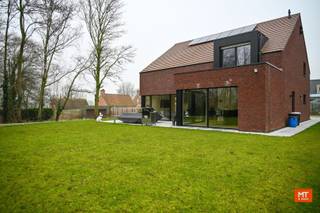 Rustig gelegen <strong>nieuw te bouwen villa</strong> in Wervik<br /><br />Op een rustige en groene locatie in Wervik bevindt zich dit prachtig gelegen perceel van 1.776 m², ideaal voor het bouwen van een villa naar eigen wens. Het perceel is discreet gelegen, afgezonderd van de straat, wat zorgt voor optimale privacy en rust.<br /><br />De woning kan volledig gebouwd en afgewerkt worden volgens jouw persoonlijke smaak. Ter inspiratie vind je bij de afbeeldingen een voorbeeld van een afgewerkte woning.<br /><br />Prijs voor de afgewerkte woning:
<ul>
	<li>Prijs exclusief kosten: €583.000 (excl. kosten)</li>
	<li>Totale kostprijs incl. notariskosten: €690.450</li>
</ul>
<br />Wens je een vrijblijvend bezoek of meer informatie?<br />Contacteer Eden op 0470 43 78 21 of mail info@minthus.be