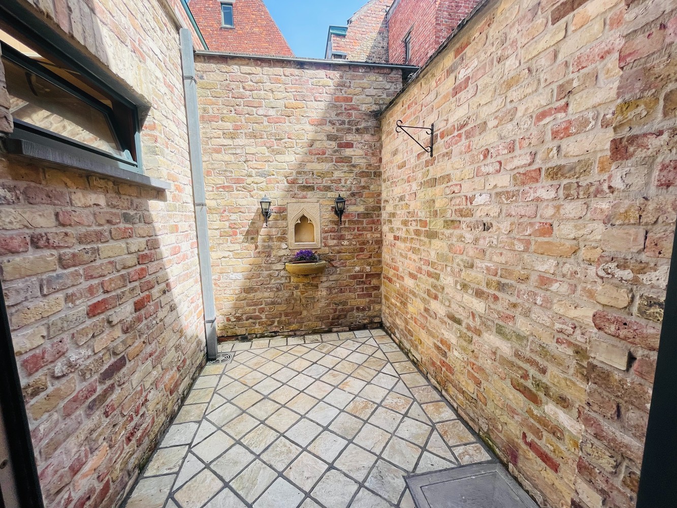 Brugge centrum, in charmante rustige straat,  NETTE KARAKTERVOLLE KNUSSE STADSWONING met patio en 2 ruime slaapkamers - foto 4