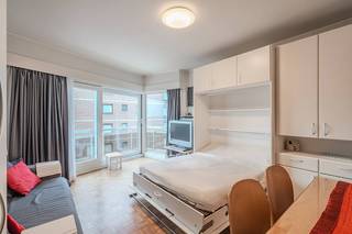 Deze studio met aparte slaapruimte en zijdelings zeezicht is instapklaar en zeer centraal gelegen, op de zevende verdieping van de residentie Melrose, pal in het centrum van Middelkerke, vlakbij winkels, Zeedijk en het casino.Indeling:- inkomhal- lichtrijke leefruimte van waar u geniet van lateraal zeezicht- vernieuwde keuken - vernieuwde badkamer met douche, toilet, lavabo meubel en spiegelkast- aparte slaapruimte- balkonTroeven:- zeer centrale ligging vlakbij zee, casino, winkels en openbaar vervoer- gemeenschappelijke fietsenberging- zijdelings zeezicht- instapklaar- conforme keuring elektrische installatie- EPC label AInteresse in deze centraal gelegen, zonnige studio? Neem contact met ons op voor meer informatie of een bezoek!