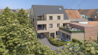 Dans ce projet, rien n'est laissé au hasard. L'architecture forme une interaction harmonieuse avec l'environnement vert et s'engage pleinement dans une expérience de vie durable et tournée vers l'avenir. Situé le long d'un sentier pédestre, vous pourrez profiter de la paix et de la nature qui atteignent littéralement votre porte d'entrée tous les jours, à quelques pas seulement du centre confortable de Poperinge.<br /><br />Chaque appartement a été conçu avec le souci du détail, un aménagement bien pensé avec un maximum de lumière naturelle et une finition de haute qualité et économe en énergie. <br /><br />Choisissez un aménagement qui vous convient : 1, 2 ou 3 chambres, toujours reliées à une terrasse ou à un jardin lumineux. Vous pouvez vous garer sans soucis sur votre propre place de parking ou sous le carport. En outre, la résidence est équipée de tous les équipements modernes, notamment d'un local à vélos pratique et d'une zone de déchets protégée.<br /><br />Un investissement durable, une première place pour vous ou un nouveau départ sans soucis ? Grâce à ses aménagements sophistiqués et à ses finitions intemporelles, « Onder de Kruinen » offre une réponse appropriée à toutes les questions relatives au logement.<br /><br />Contactez Charlotte Druant au 0474969298 ou charlotte.druant@dewaele.com pour une explication personnelle du projet. <br /><br /><br />