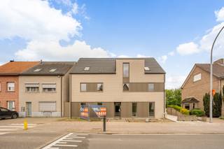 Stijlvol nieuwbouwappartement te huur in Tongerlo!<br /><br />In de Meulemanslaan 17 te Tongerlo bevindt zich dit kleinschalige nieuwbouwproject met slechts vijf appartementen, rustig gelegen met mooi zicht op het park.<br /><br />Het appartement combineert comfort en energiezuinigheid en beschikt over een lichtrijke leefruimte met open, volledig ingerichte keuken, slaapkamers, moderne badkamer, berging en apart toilet.<br /><br />Vanuit de leefruimte heb je toegang tot een ruim terras waar je in alle rust kan genieten van het groene uitzicht.<br /><br />Extra troeven zijn de privatieve berging en autostaanplaats.<br /><br />Kortom, een kwalitatief afgewerkt en instapklaar nieuwbouwappartement op een rustige ligging in Tongerlo.<br /><br />Vaste kosten: 150 euro: O<span>nderhoud tuin, gemene delen, elektriciteit en water gemene delen,…</span><br /><br />Bel ons op 014/95.37.50 of mail naar secretariaat@degroot-celen.be
