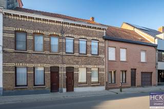 <strong>De ligging</strong><br />Gunstig gelegen woning vlakbij '<strong>Pamele</strong>', gesitueerd aan de rechteroever van de Schelde, en gekend voor <strong>diverse historische parels</strong> zoals ondermeer de 'Abdij Maagdendaele', 'Zwartezusterklooster', 'Onze-Lieve-Vrouwekerk van Pamele' en iets verderop de 'Sint-Walburgakerk'. Dankzij de goede ligging, <strong>vlakbij het stadscentrum van Oudenaarde </strong>zijn allerhande winkels, horeca, cultuur- en sportfaciliteiten alsook het openbaar vervoer (waaronder het <strong>station van Oudenaarde</strong>) op wandelafstand/fietsafstand bereikbaar. Tevens zijn <strong>2 natuurparels</strong> 'Het Spei' &amp; de 'Donkvijver' (dewelke u op bepaalde plaatsen prachtige zichten op de eerste heuvels van de Vlaamse Ardennen kan bieden) op <strong>wandelafstand</strong> gelegen. Kortom, gunstig gelegen!!<br /><br /><strong>De woning</strong><br />De woning zelf is een <strong>karaktervolle gesloten bebouwing</strong> op een perceel van 355 m² groot. De bruikbare vloeroppervlakte bedraagt maar liefst <span>179 </span>m², deze woning biedt u met andere woorden een mooie leef oppervlakte aan. Als bijkomende troef is het perceel ook achteraan bereikbaar dankzij de 'Tonkinstraat' waardoor u <strong>steeds op eigen perceel kan parkeren</strong>. Op heden dient de woning gerenoveerd te worden.<br /><br /><strong>De indeling</strong><br />Gelijkvloers: inkom - living - keuken - veranda - badkamer en berging;<br />Verdieping 1: nachthal - 2 slaapkamers;<br />Verdieping 2: nachthal - 3de slaapkamer - zolderruimte;<br />Kelder, tuin en terras.<br /><br /><strong>Kenmerken</strong><br />- oppervlakte perceel: 355 m²<br />- bruikbare vloeroppervlakte: 179 m²<br />- dak geïsoleerd<br />- EPC: 680 kWh/m² jaar - F-label<br /><br /><strong>Troeven</strong><br />- Gunstige ligging!!<br />- Perceel ook bereikbaar achteraan!!<br />- Ruime woning!!
