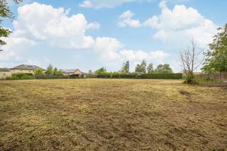 <p>Bouwgrond open bebouwing (25a30ca)</p>
<p>Deze prachtige en zeer rustig gelegen bouwgrond van 25a30ca is ideaal voor het bouwen van een ruime villa of gezinswoning. Dit unieke perceel is achterin gelegen, waardoor u geniet van absolute rust en privacy, ver weg van het verkeer, en toch op slechts een steenworp van het centrum van Baal. Winkels, scholen, sportfaciliteiten en andere dagelijkse voorzieningen bevinden zich op wandel- of fietsafstand, wat deze locatie bijzonder aantrekkelijk maakt voor gezinnen en mensen die comfort en bereikbaarheid weten te waarderen.<br /><br />De grond is bestemd voor open bebouwing en biedt de mogelijkheid om een royale woning op te trekken met twee bouwlagen, met een maximale bouwdiepte van 27 meter op 15 meter breed. Dit biedt volop ruimte voor een stijlvolle en hedendaagse woning met tuin, terrassen en eventueel een bijgebouw of poolhouse. Dankzij de omvang van het perceel is er een zee van ruimte rond de woning, ideaal voor wie houdt van groen, privacy en rust.<br /><br />Met zijn uitzonderlijke ligging, grote oppervlakte en uitstekende bouwmogelijkheden is dit perceel een echte buitenkans voor wie op zoek is naar een toekomstgerichte woonplek op een toplocatie. Hier bouwt u niet zomaar een huis, maar creëert u een thuis waar comfort, natuur en bereikbaarheid perfect samenkomen.</p>
<p>Voor meer informatie, neem gerust contact op met Nico via 0478 012 012 of Nico@reds.be.</p>