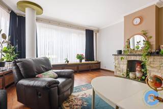 Op zoek naar een ruim (115m2), licht op te frissen appartement met een overvloed aan licht? Search no more!Gelegen in de levendige Carnotstraat, met...