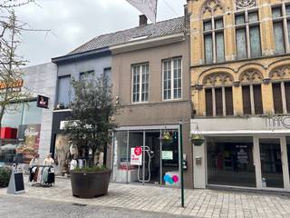 Handelspand te huur van ca. 150m² met bovenliggend verdiep in de Ooststraat te Roeselare.Het handelspand is gelegen in de belangrijkste...