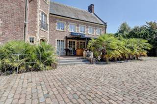 <p><span>Dit pand bevindt zich op een uitstekende en gegeerde locatie op </span><span>De Heide </span><span>in Waasmunster. Het karaktervolle handelsgelijkvloers geniet van een centrale ligging, met een uitstekende </span><span>visibiliteit </span><span>en vlotte toegankelijkheid. Parkeergelegenheid op het perceel zorgt bovendien voor extra comfort voor klanten en bezoekers. Daarnaast bevinden zich in de nabije omgeving </span><span>prachtige wandelgebieden</span><span>, wat de locatie een aangename en veelzijdige uitstraling geeft. </span></p><p><span>Dit karaktervolle gebouw ademt geschiedenis en authenticiteit en vormt daardoor een bijzonder aantrekkelijke uitvalsbasis voor uiteenlopende commerciële activiteiten. Het handelsgelijkvloers combineert een sfeervolle uitstraling met een ruime en veelzijdige indeling.</span></p><p><span>De bovenverdieping van het gebouw wordt afzonderlijk verhuurd en beschikt over een volledig eigen ingang. Hierdoor genieten beide entiteiten van een optimale privacy en onafhankelijkheid.</span></p><p><span>Het commerciële gelijkvloers beschikt over een prachtige loungebar van ca. 65 m², die dankzij de warme en karaktervolle inrichting meteen een aangename sfeer creëert. Aansluitend bevindt zich een ruim terras van ca. 50 m², ideaal om klanten of bezoekers ook buiten te laten genieten. Verder is er een polyvalente ruimte van ca. 32 m², een indrukwekkende inkomhal en zijn er afzonderlijke sanitaire voorzieningen voor dames en heren. Een geïnstalleerde keuken en technische berging zorgen voor de nodige praktische voorzieningen.</span></p><p><span>Ook buiten biedt dit pand heel wat troeven. Aan de achterzijde behoren twee garageboxen tot het huurceel en is er een bijzonder ruime parking aanwezig, een absolute meerwaarde voor zowel klanten als personeel. De bijhorende tuin biedt bovendien tal van mogelijkheden en kan perfect worden ingezet als extra buitenruimte, terras of groene ontspanningszone.</span></p><p><span>Als extra bergruimte beschikt het pand eveneens over een kelder.</span></p><p><span>Dankzij de combinatie van karakter, ruimte, parkeermogelijkheden, buitenruimte en een uitstekende indeling biedt dit handelsgelijkvloers een unieke setting met bijzonder veel potentieel.</span></p><p><span>Indeling</span></p><p><span>- inkomhal</span></p><p><span>- loungebar/commerciële ruimte</span></p><p><span>- commerciele ruimte</span></p><p><span>- geïnstalleerde keuken</span></p><p><span>- toiletten voor dames en heren</span></p><p><span>- technische berging</span></p><p><span>- terras</span></p><p><span>- twee garageboxen</span></p><p><span>Algemeen</span></p><p><span>- geen gemeenschappelijke kosten</span></p><p><span>- super gegeerde locatie op De Heide</span></p><p><span>- beschikbaarheid af te stemmen</span></p><p><span>- onroerende voorheffing ten laste van huurder</span></p><p><span>Ben jij geïnteresseerd in dit handelspand in Waasmunster, ben je op zoek naar ander vastgoed of wens je de waarde van jouw eigendom te kennen? Dan ben je bij BOLT immo aan het juiste adres! Wij helpen jou graag verder</span></p><p><span> </span></p>