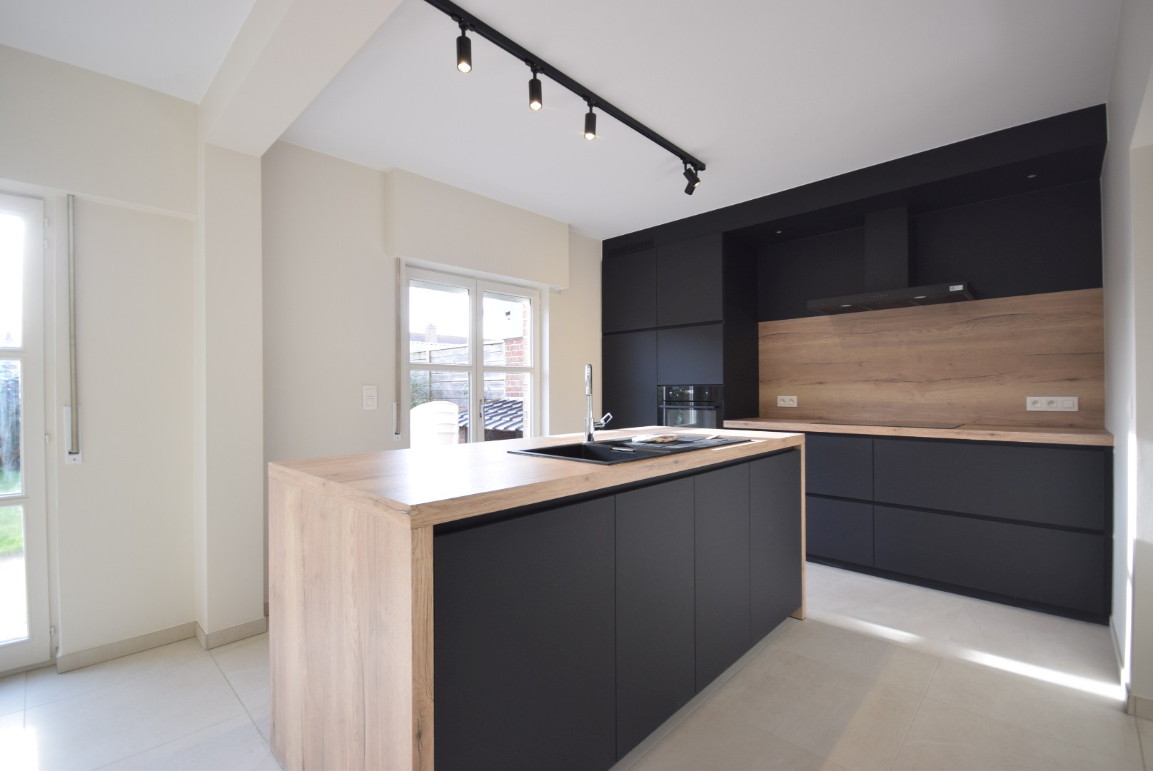 Recent gerenoveerde woning met drie slaapkamers en tuin - foto 4