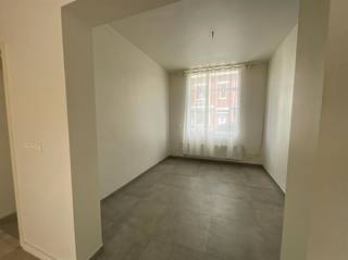 VOLLEDIG GERENOVEERDE RIJWONING MET UITWEG EN GARAGE - Inkom, voorplaats, leefruimte, open ingerichte eetkeuken voorzien van alle toestellen,...